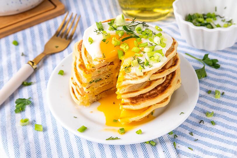 Pancakes geh&ouml;ren zu den Klassikern am Fr&uuml;hst&uuml;ckstisch. Mit Ahornsirup, Honig oder Schokost&uuml;ckchen und hellem Weizenmehl werden sie jedoch schnell zur Zuckerfalle - mit Hei&szlig;hunger als Folge. Die einfache L&ouml;sung: Erg&auml;nzen Sie den Teig mit Eiwei&szlig;quellen wie k&ouml;rnigem Frischk&auml;se, Quark und extra Eiern.
