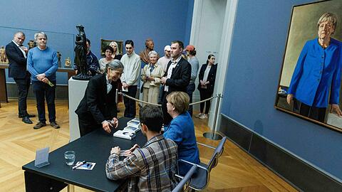 Im Bode-Museum signierte Merkel am Nachmittag Kunstpostkarten gemeinsam mit dem Maler ihres Portr&auml;ts.