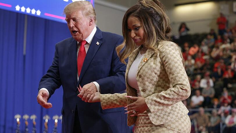 Donald Trump geleitet Nicki Minaj von der B&uuml;hne.