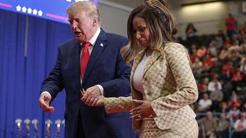 Donald Trump geleitet Nicki Minaj von der B&uuml;hne.