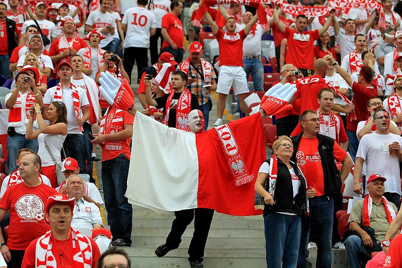 Mützen, Schminke, Fahnen: Die Fans lassen sich einiges einfallen, um für ihr Land zu jubeln! Hier gibts die Bilder!