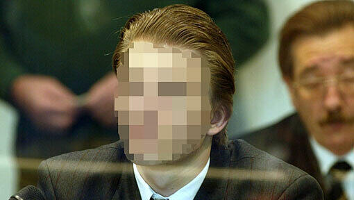 Der im Vanessa-Prozess Angeklagte Michael W. sitzt im Augsburger Landgericht hinter einer Glasscheibe (Foto vom 05.02.03). Der im Vanessa-Prozess Angeklagte Michael W. sitzt im Augsburger Landgericht hinter einer Glasscheibe (Foto vom 05.02.03).