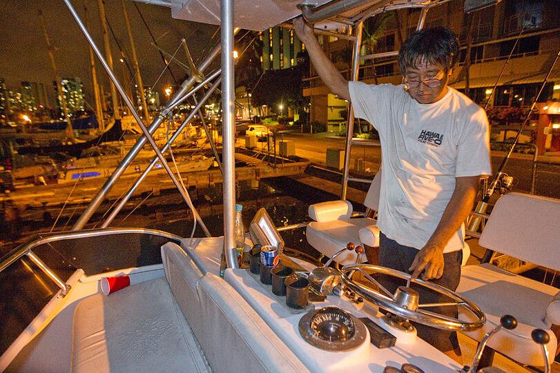 Die Bewohner von Honolulu machen am Hafen ihre Boote fest. Die Tsunamiwarnung erreichte Hawaii Samstagnacht.