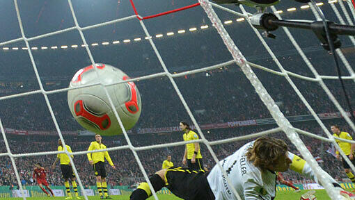 Torwart Roman Weidenfeller von Dortmund lässt den Ball zum 1:0 durch Bayerns Arjen Robben (5.v.l.) in Tor. Torwart Roman Weidenfeller von Dortmund lässt den Ball zum 1:0 durch Bayerns Arjen Robben (5.v.l.) in Tor.