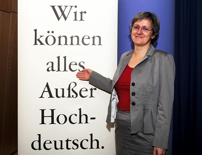 Auch wenn der berühmte Slogan "Wir können alles, außer Hochdeutsch" allein schon einen Preis verdient hätte, ist das Schwäbische in der gleichen Umfrage nur auf Platz 4 gelandet. Punktestand: Bayern 3,5 : 2,5 Ba-Wü