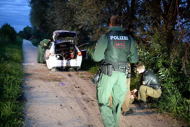 Nachdem er die Autobahn verließ, krachte der 43-Jährige auf dem Chiemseeradweg gegen einen Baum.