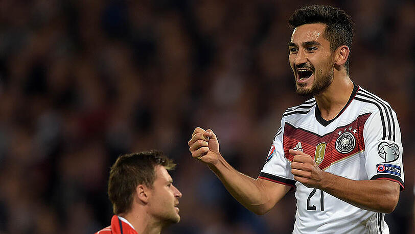 Der wiedergenesene Mittelfeld-Star llkay Gündogan (r.) trifft in der 54. Minute für Deutschland zum 3:2 gegen Schottland in der EM-Qualifikation – der Siegtreffer. Der wiedergenesene Mittelfeld-Star llkay Gündogan (r.) trifft in der 54. Minute für Deutschland zum 3:2 gegen Schottland in der EM-Qualifikation – der Siegtreffer.