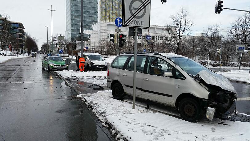 Leider auch eine Begleiterscheinung des Wintereinbruchs: Unfälle. Am Sonntagvormittag krachten unweit des Heimeranplatzes zwei Fahrzeuge ineinander.