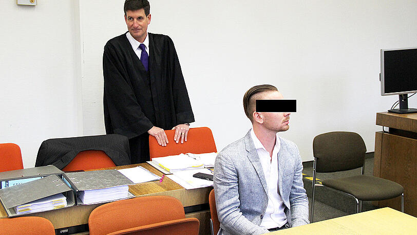 Prozessauftakt: Andreas C. mit Anwalt Florian Wurtinger. Prozessauftakt: Andreas C. mit Anwalt Florian Wurtinger.