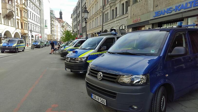 Polizeifahrzeuge, auch in zivil, stehen in der Sendlinger Straße bereit. Polizeifahrzeuge, auch in zivil, stehen in der Sendlinger Straße bereit.