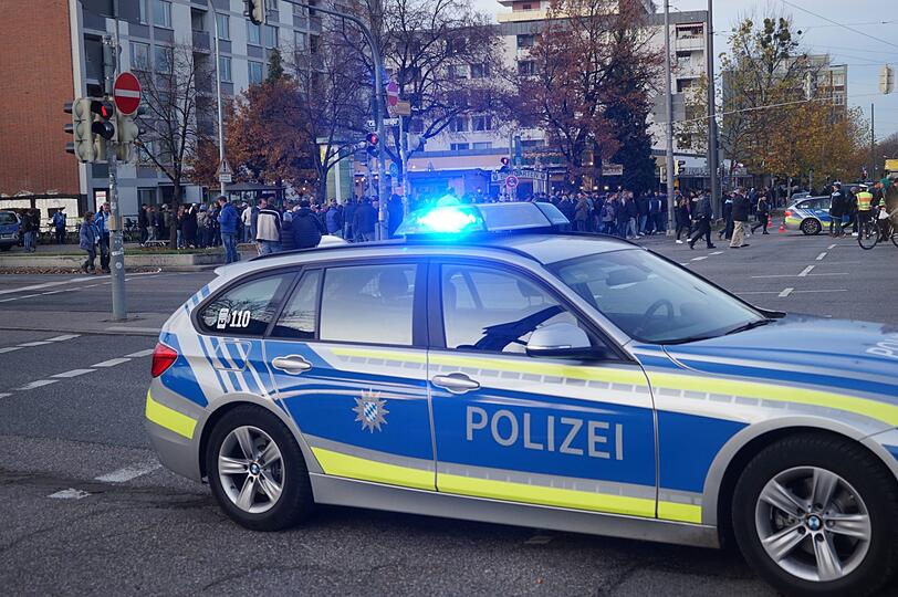Insgesamt waren rund 500 Polizeibeamte im Einsatz, um etwaige Ausschreitungen zwischen den Fanlagern zu verhindern.