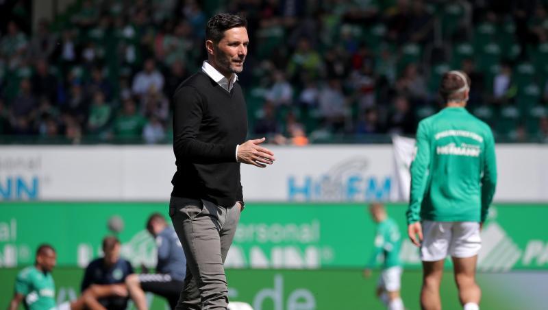 Trainer Stefan Leitl geht vor Spielbeginn übe den Rasen. Foto: Daniel Karmann/Archivbild Trainer Stefan Leitl geht vor Spielbeginn übe den Rasen. Foto: Daniel Karmann/Archivbild