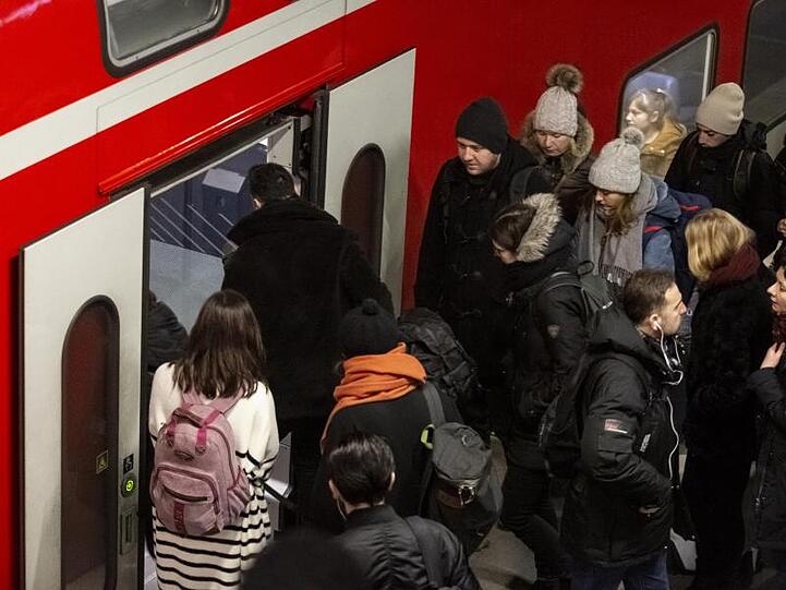 Fahrgäste steigen am Bahnhof Ostkreuz in einen Regionalzug.