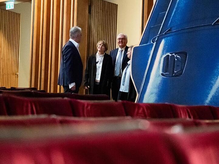 Bundespräsident Frank-Walter Steinmeier (2.v.r.) und seine Frau Elke Büdenbender (2.v.l.) im Gespräch mit der Schauspielerin Katharina Thalbach und dem Intendanten Martin Woelffer.