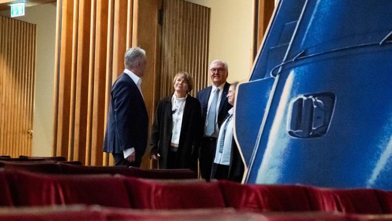 Bundespräsident Frank-Walter Steinmeier (2.v.r.) und seine Frau Elke Büdenbender (2.v.l.) im Gespräch mit der Schauspielerin Katharina Thalbach und dem Intendanten Martin Woelffer. Bundespräsident Frank-Walter Steinmeier (2.v.r.) und seine Frau Elke Büdenbender (2.v.l.) im Gespräch mit der Schauspielerin Katharina Thalbach und dem Intendanten Martin Woelffer.