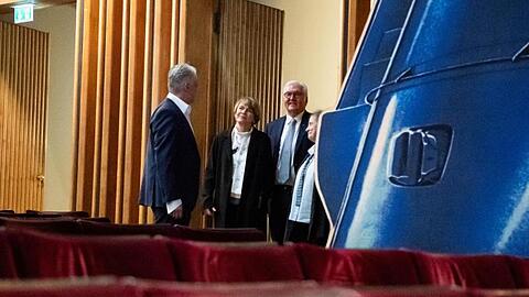 Bundespräsident Frank-Walter Steinmeier (2.v.r.) und seine Frau Elke Büdenbender (2.v.l.) im Gespräch mit der Schauspielerin Katharina Thalbach und dem Intendanten Martin Woelffer.