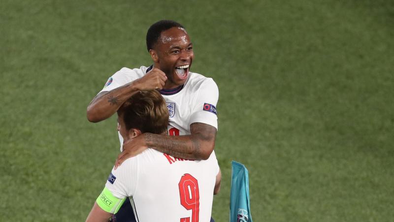 Pure Freude bei Englands Raheem Sterling und Harry Kane - im Halbfinale dürfte es härter werden.