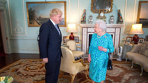 Königin Elizabeth II. begrüßte Boris Johnson nach seiner Wahl 2019 im Buckingham-Palast