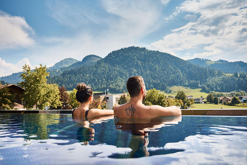 Genießen Sie einen unglaublichen Ausblick vom Infinity Pool aus.