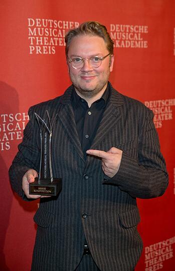 Marc Schubring stammt aus Berlin. Er studierte Komposition in Saarbrücken und gehört einer Autorengeneration an, die seit den 1990er Jahren das Neue Deutsche Musical entwickelt. Seine "Gefährlichen Liebschaften" wurden 2015 vom Gärtnerplatztheater uraufgeführt.