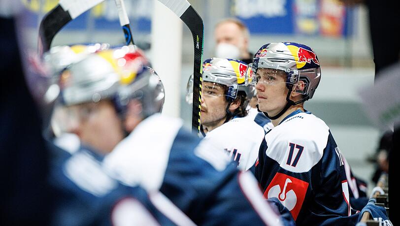 Thomas Heigl vom EHC München sitzt auf der Bank.