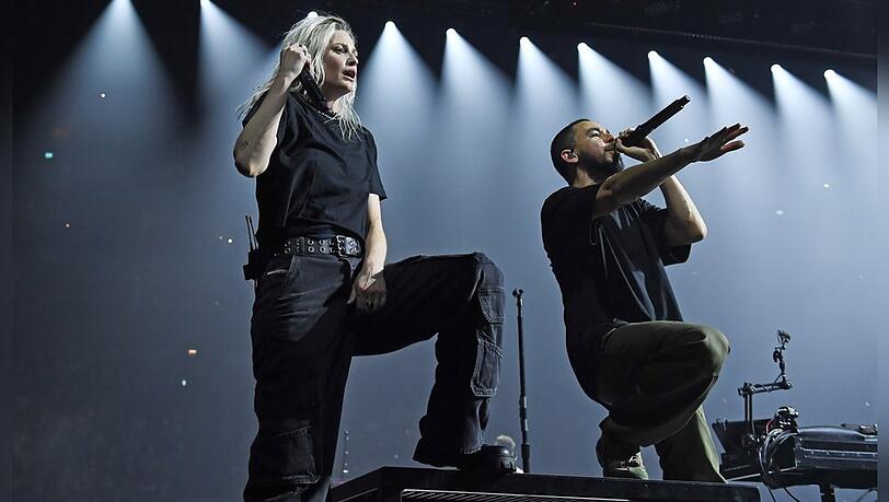 Emily Armstrong und Mike Shinoda bei einem Linkin-Park-Konzert in der Londoner O2-Arena.
