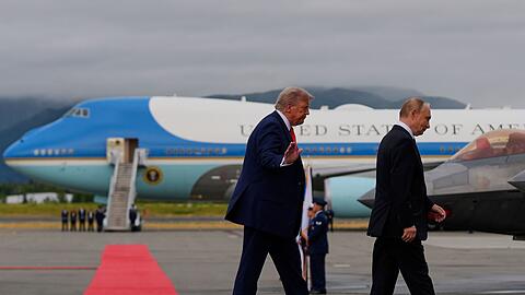 Trump und Putin begrüßen sich auf dem Rollfeld