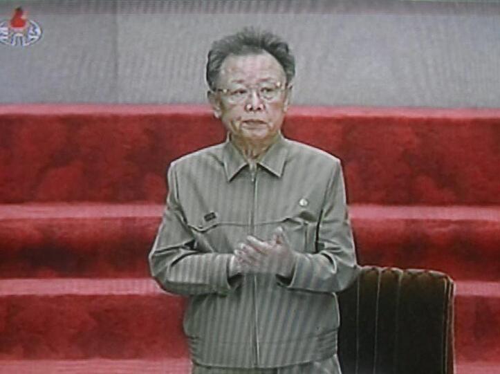 Ein Screenshot aus dem nordkoreanischen Fernsehen vom April zeigt Kim Jong Il stark abgemagert.