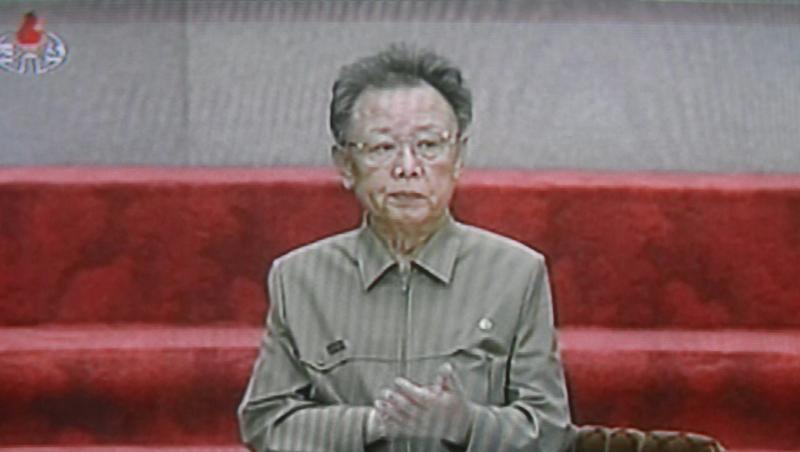 Ein Screenshot aus dem nordkoreanischen Fernsehen vom April zeigt Kim Jong Il stark abgemagert. Ein Screenshot aus dem nordkoreanischen Fernsehen vom April zeigt Kim Jong Il stark abgemagert.