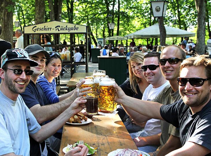 Lässig und unaufgeregt: Münchner genießen die "grüne Stube" im Biergarten der Menterschwaige am Isarhochufer.