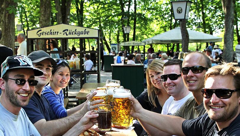 Lässig und unaufgeregt: Münchner genießen die "grüne Stube" im Biergarten der Menterschwaige am Isarhochufer. Lässig und unaufgeregt: Münchner genießen die "grüne Stube" im Biergarten der Menterschwaige am Isarhochufer.