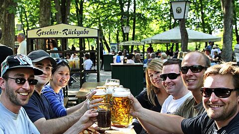 Lässig und unaufgeregt: Münchner genießen die "grüne Stube" im Biergarten der Menterschwaige am Isarhochufer.