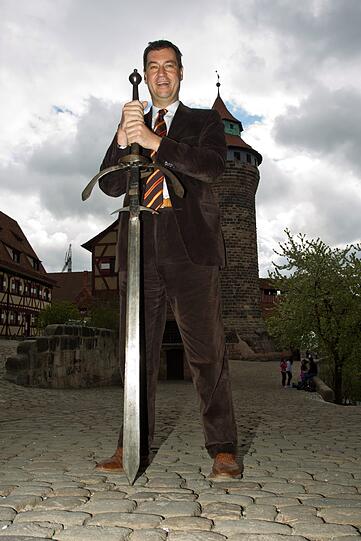 Ritter Markus: Vor der Nürnberger Kaiserburg hält Söder ein Bihänder-Schwert in den Händen. Rund 15,8 Millionen Euro investiert der Freistaat in den Ausbau des Nürnberger Wahrzeichens. Das Geld wird in Sanierungen, Neugestaltungen und den Bau eines Besucherinformationszentrums sowie in ein Burgcafé gesteckt.