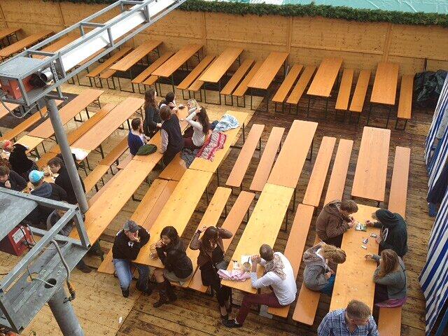 Für die Biergarten-Plätze halten die meisten Wiesn-Besuchern das Wetter doch für zu schlecht.
