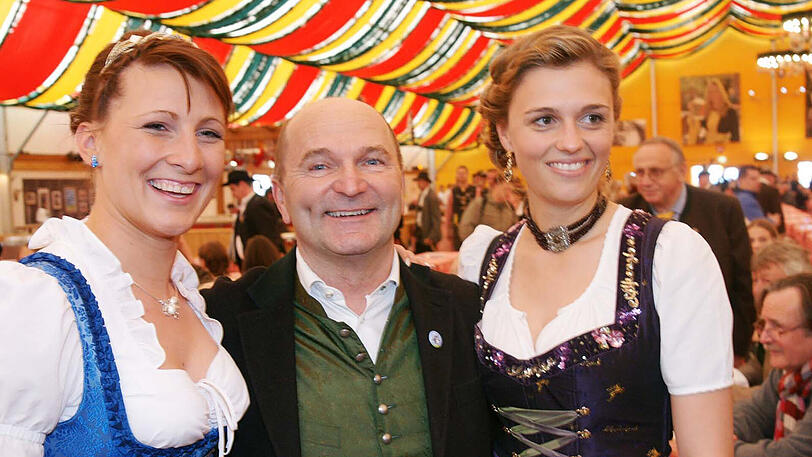 Sepp Krätz, umringt von Bierköniginnen, auf dem Frühlingsfest 2012.