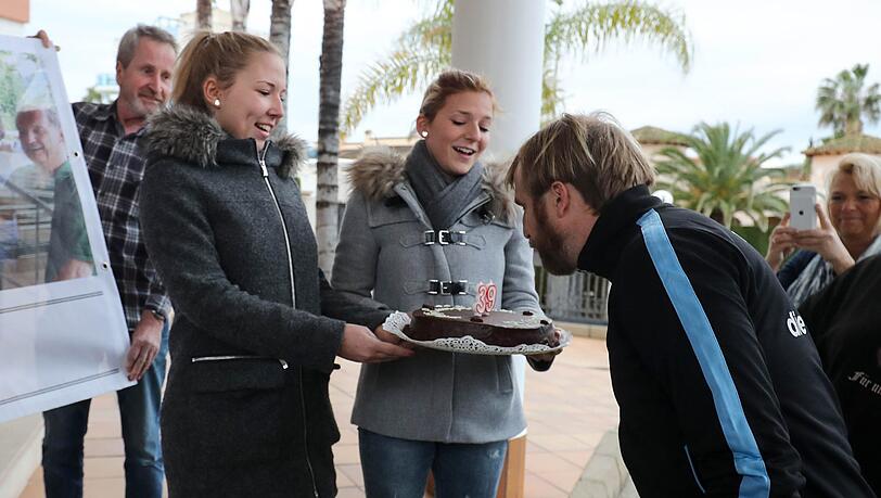 Happy Birthday, Biero! Der Löwen-Coach wurde von den mitgereisten Fans mit einem Geburtstagskuchen überrascht. Happy Birthday, Biero! Der Löwen-Coach wurde von den mitgereisten Fans mit einem Geburtstagskuchen überrascht.