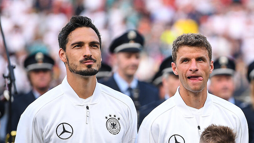 Fallen bei einer erneuten Verwarnung für das letzte Gruppenspiel aus: Mats Hummels (l.) und Thomas Müller.