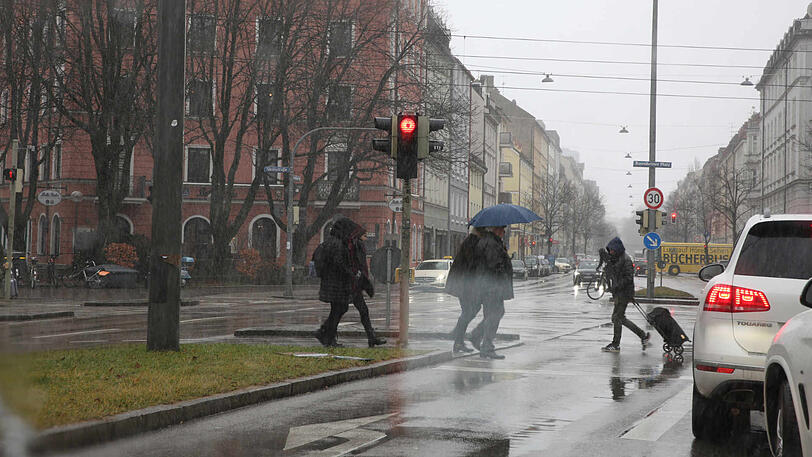 Bilder vom stürmischen Dienstag in München. Mittlerweile hat der Deutsche Wetterdienst die Unwetterwarnung aufgehoben.