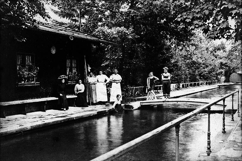 Schwimmunterricht exklusiv für Frauen: Die Bade-Szene entstand 1910 im Ungererbad und stammt aus dem Nachlass einer Schwimmlehrerin.