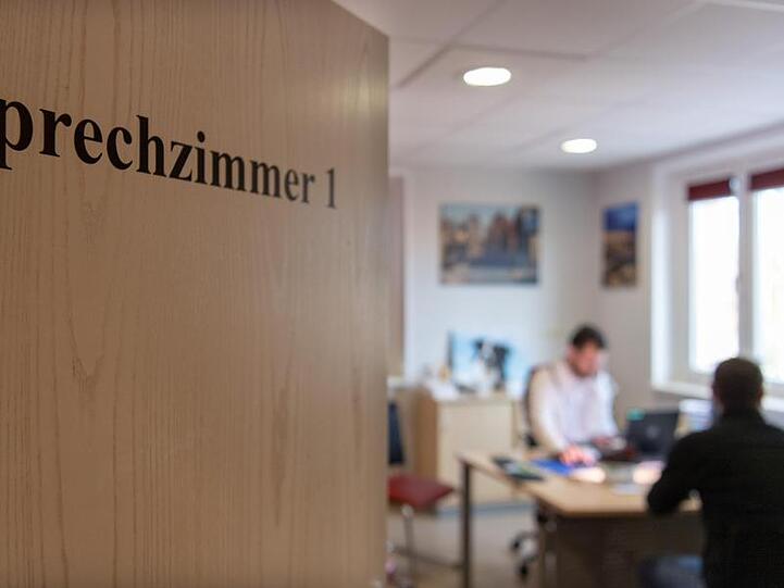 Blick in ein Sprechzimmer einer Hausarztpraxis. Foto: Monika Skolimowska/dpa-Zentralbild/dpa/Symbolbild