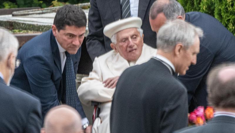 Der emeritierte Papst Benedikt XVI. (M) besucht das Grab seiner Eltern und Schwester bei Regensburg. Foto: Armin Weigel/dpa Der emeritierte Papst Benedikt XVI. (M) besucht das Grab seiner Eltern und Schwester bei Regensburg. Foto: Armin Weigel/dpa