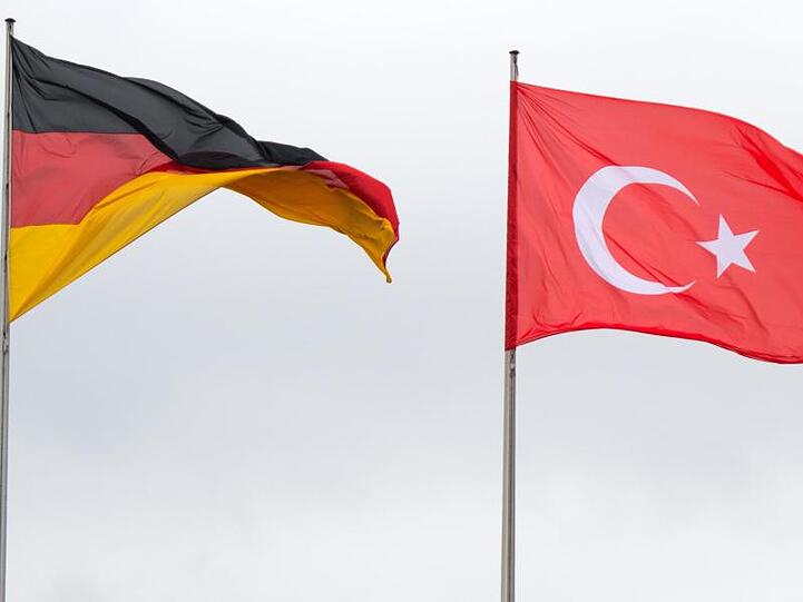 Die Flaggen von Deutschland und der Türkei wehen vor dem Bundeskanzleramt. Die Bundesregierung genehmigt weiterhin bestimmte Rüstungsexporte an Ankara.
