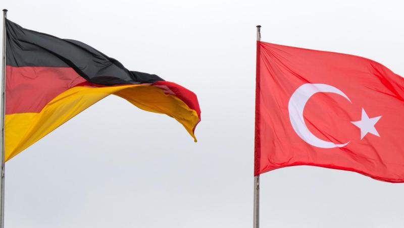Die Flaggen von Deutschland und der Türkei wehen vor dem Bundeskanzleramt. Die Bundesregierung genehmigt weiterhin bestimmte Rüstungsexporte an Ankara. Die Flaggen von Deutschland und der Türkei wehen vor dem Bundeskanzleramt. Die Bundesregierung genehmigt weiterhin bestimmte Rüstungsexporte an Ankara.