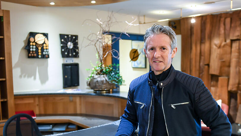 Jens Weißflog, Skisprungweltmeister, Olympiasieger und Hotelier, steht vor dem derzeit unbesetzten Tresen seines Hotels. Jens Weißflog, Skisprungweltmeister, Olympiasieger und Hotelier, steht vor dem derzeit unbesetzten Tresen seines Hotels.