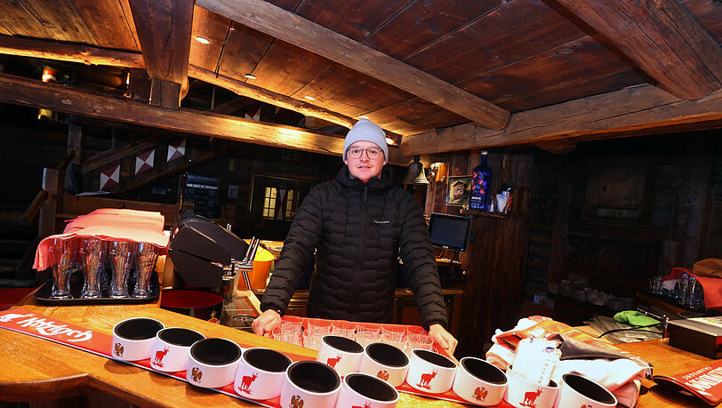 Bernhard Zangerl, Inhaber der Apres Ski Bar "Kitzloch", steht in seinem Lokal, das vorerst bis zum 13.12. geschlossen bleiben muss. Bernhard Zangerl, Inhaber der Apres Ski Bar "Kitzloch", steht in seinem Lokal, das vorerst bis zum 13.12. geschlossen bleiben muss.