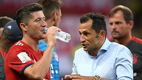 Robert Lewandowski (l) und Bayerns Sportdirektor Hasan Salihamidzic im Gespräch.