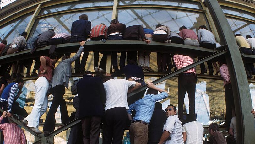 Fans versuchen bei der Eröffnungsfeier einen Blick zu erhaschen.