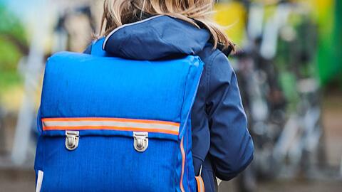 Viele Eltern bringen ihre Kinder aus Angst morgens zur Schule und holen sie später wieder ab.