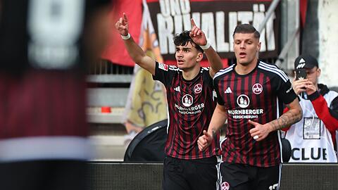 Der Nürnberger Can Yilmaz Uzun (l) jubelt über seinen Treffer zum 1:1.