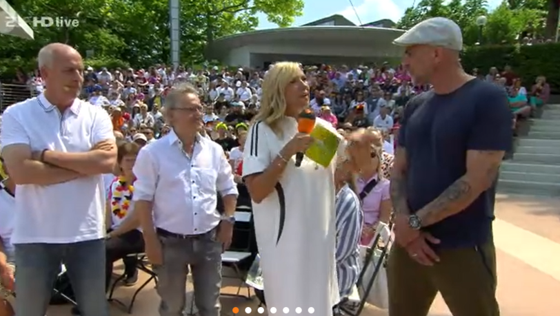 Moderatorin Andrea Kiewel trug für die "ZDF-Fernsehgarten"-Ausgabe vom 23. Juni ein "Trikot-Kleid". Moderatorin Andrea Kiewel trug für die "ZDF-Fernsehgarten"-Ausgabe vom 23. Juni ein "Trikot-Kleid".